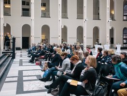 Publikum, sitzend, Blick von der Seite