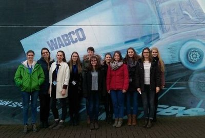 Technikantinnen zu Besuch bei WABCO Vehicle Systems und Johnson Controls 