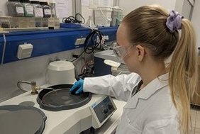 Technikantin in Laborkleidung im Institut für Werkstoffwissenschaften