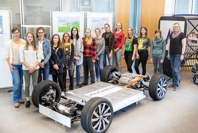 Junge Frauen und ein Modell der Volkswagen AG