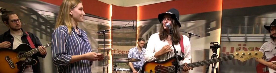 Julia Graw im Gespräch mit Alina Sebastian und Band
