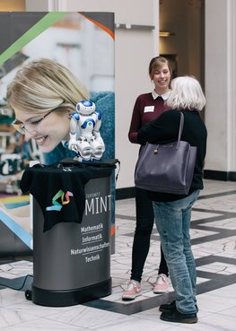 Zwei Frauen vor einem Informationsstand MINT