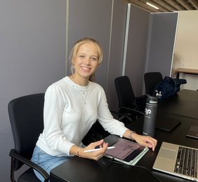Technikantin an Schreibtisch