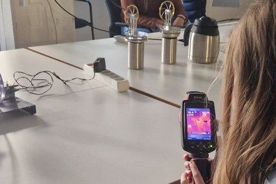 Hannover Technikantinnen im Labor
