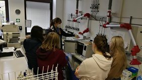 Master-Studentin Dorothee zeigt Geräte im Labor