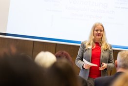 Moderation Anja Siemers vor dem Publikum