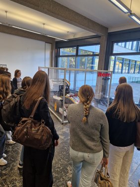 Technikantinnen besichtigen Rennwagen