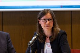 Julia Gericht bei der Podiumsdiskussion